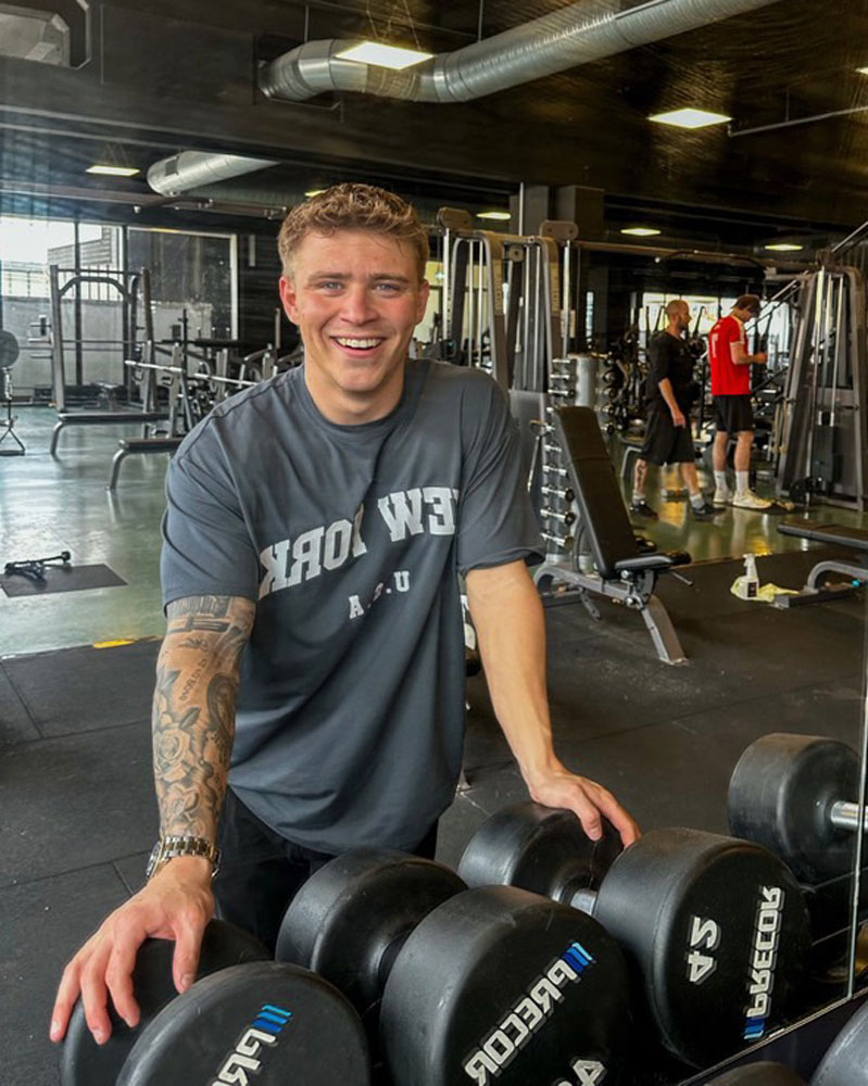 Træneren smiler i fitnesscentret